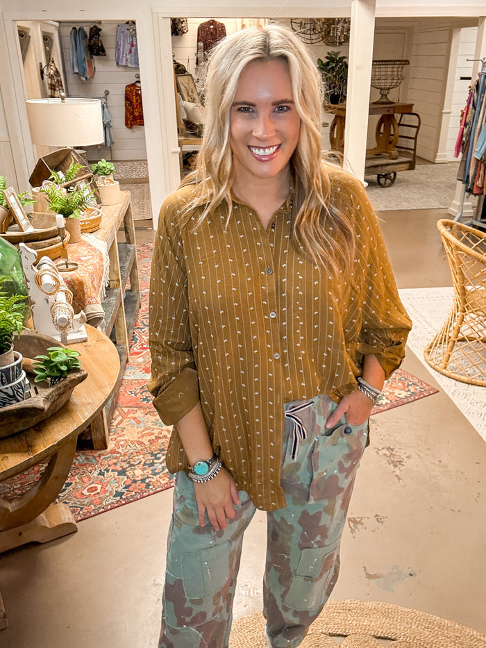 BOW PRINT BUTTON DOWN, MOCHA