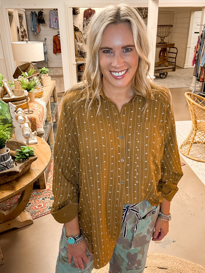 BOW PRINT BUTTON DOWN, MOCHA