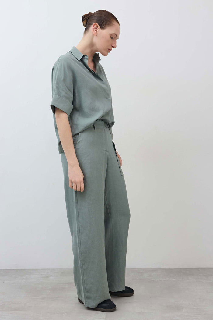 Oversized Chinois green blouse with short sleeves and button-front collar, side view