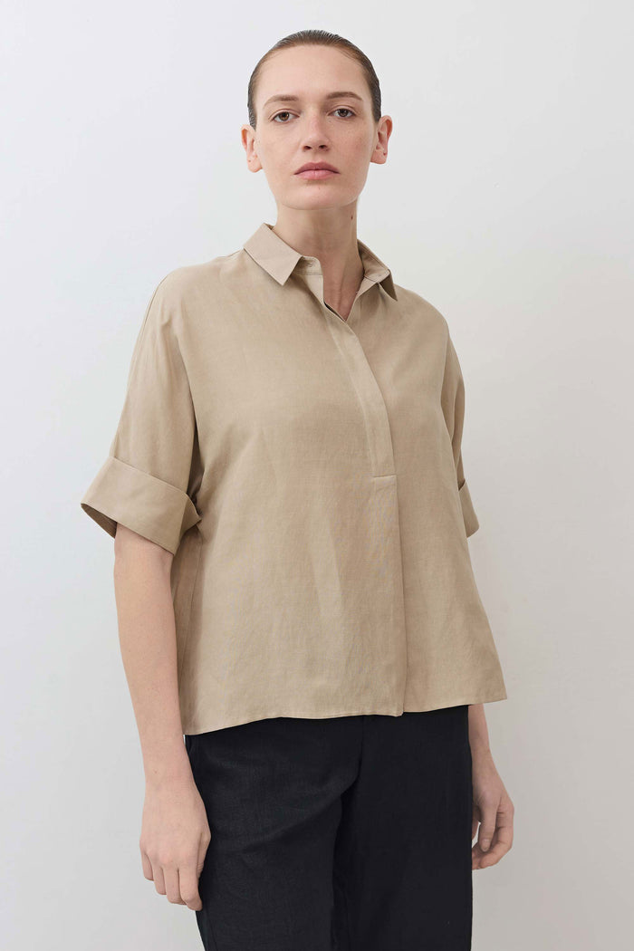 Oversized pullover blouse in feather gray with folded collar and short sleeves