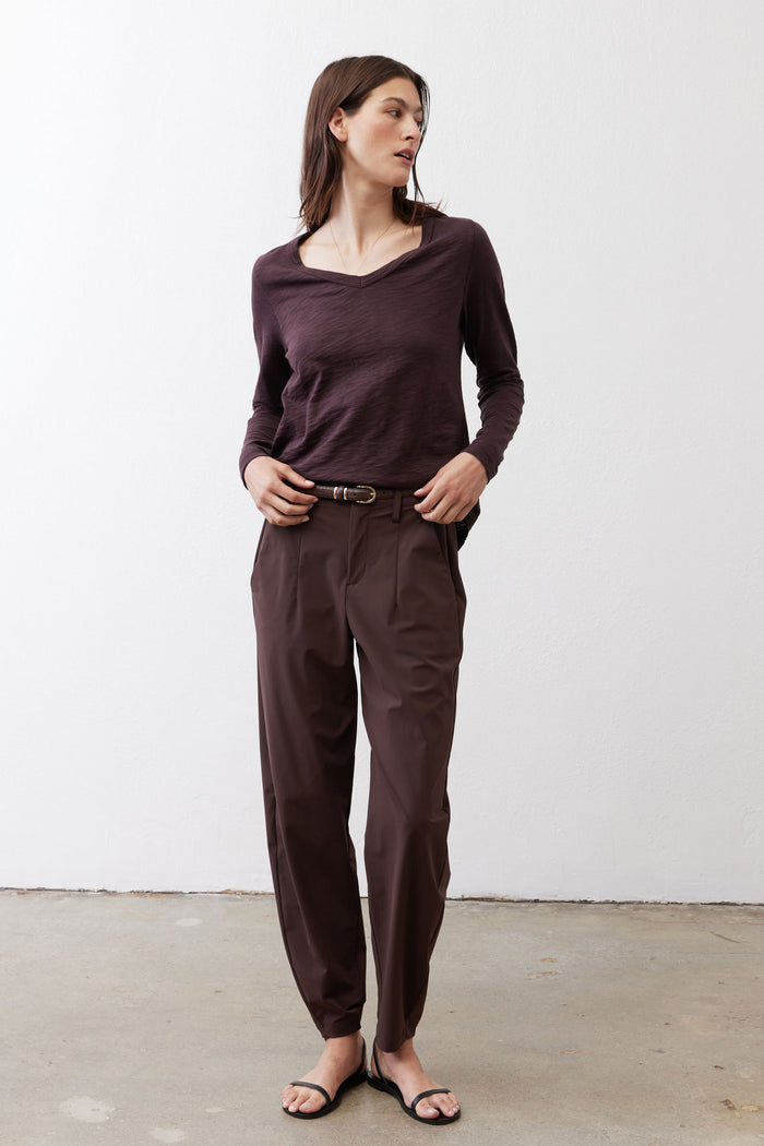 Coffee-brown V-neck swing top with long sleeves and relaxed fit