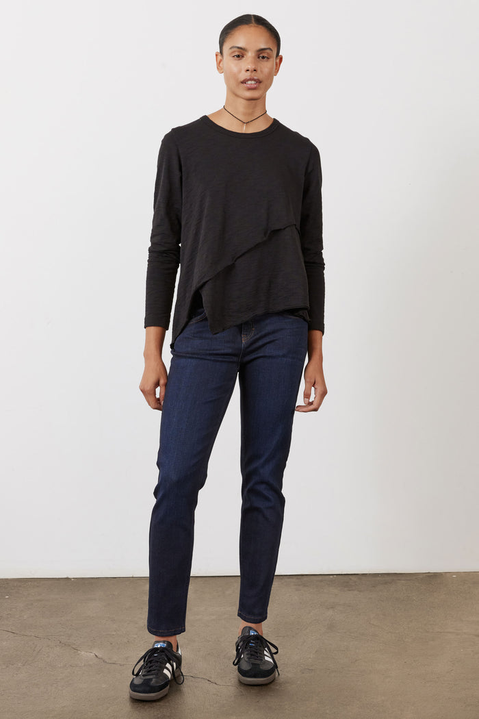 Dark blue fitted jeans with slim straight legs and five-pocket front