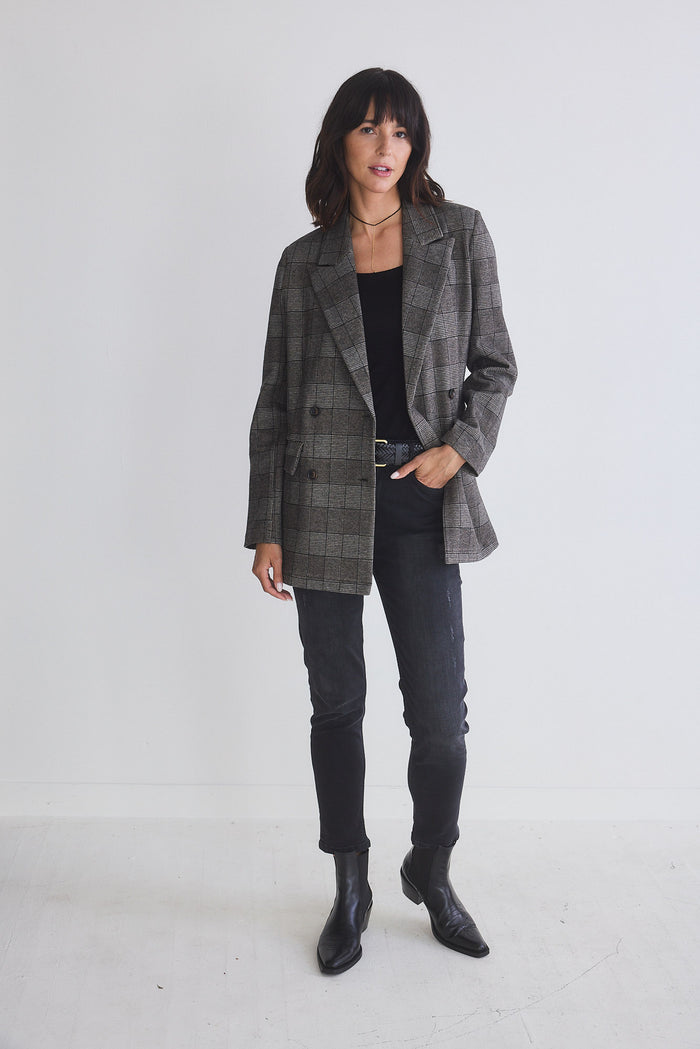 Dark fitted jeans, slim ankle length with belt loops and straight leg