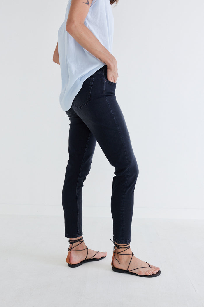 Washed black fitted jeans, slim leg, ankle length with cuffed hem