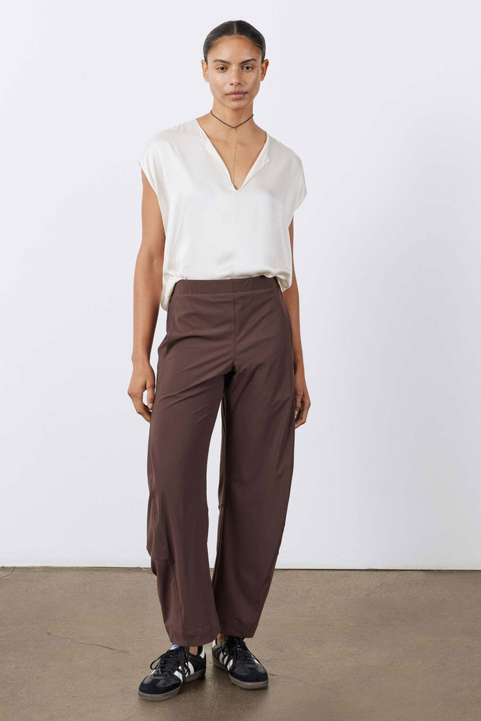 Coffee-brown loose work pants with side pockets and relaxed straight-leg fit