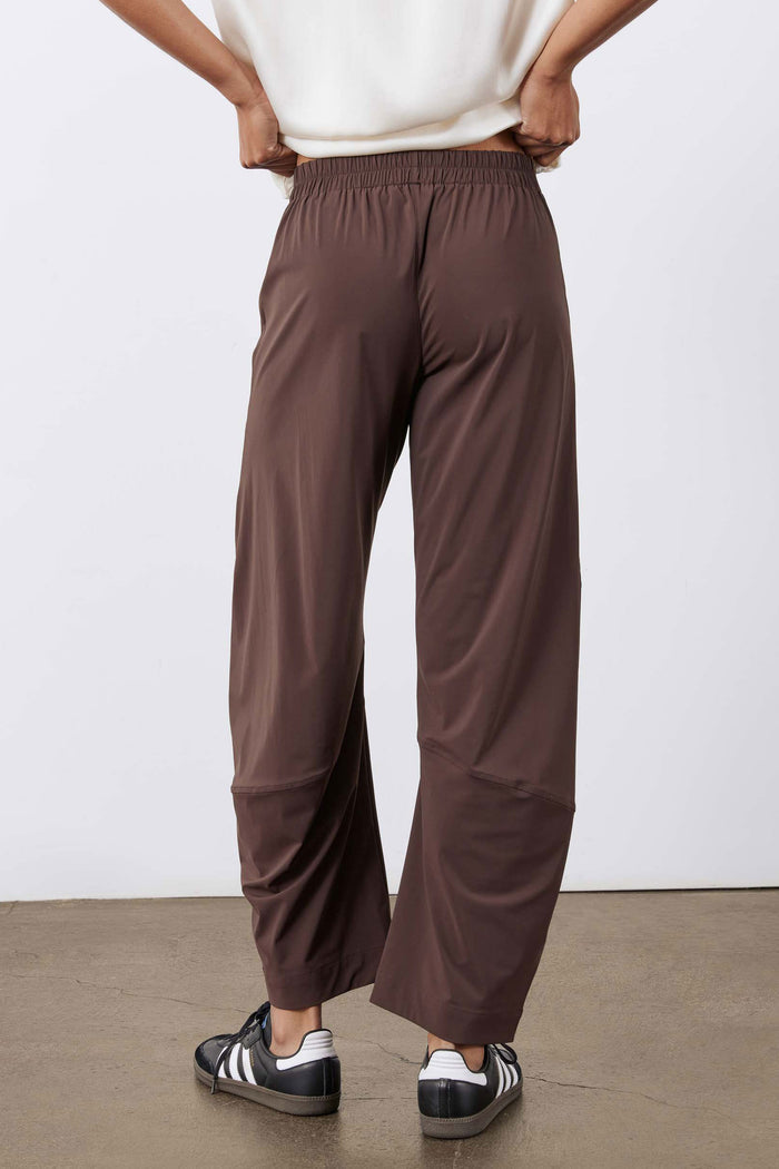 Coffee-brown relaxed wide-leg work pants with elastic waist and slanted pockets