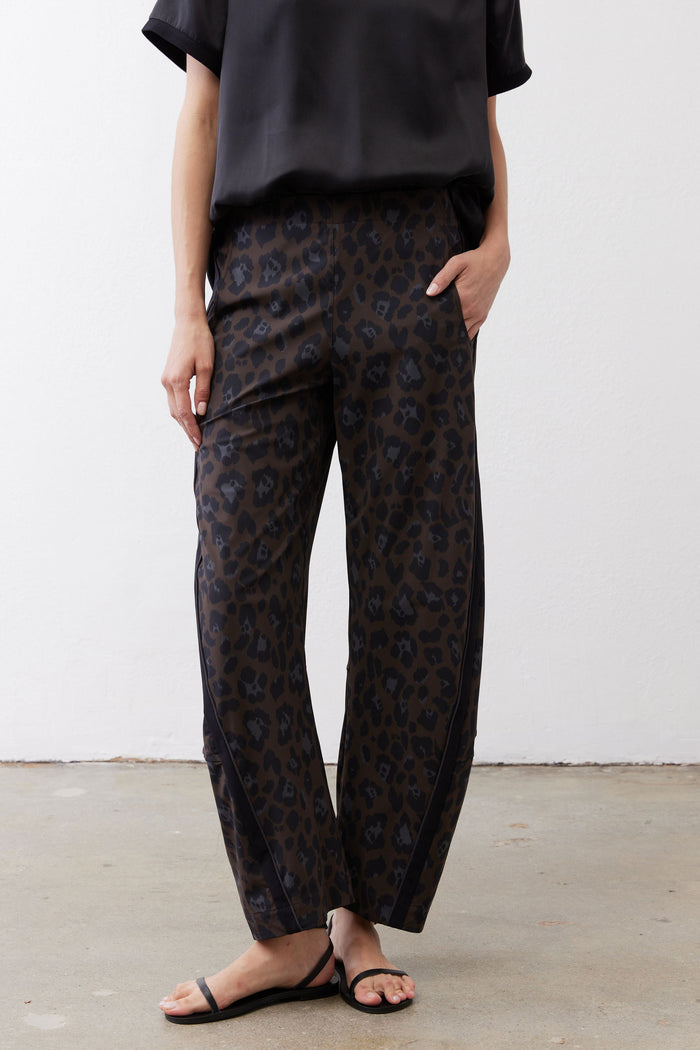 Loose work pants in dark leopard print with elastic waistband and ankle-length relaxed fit