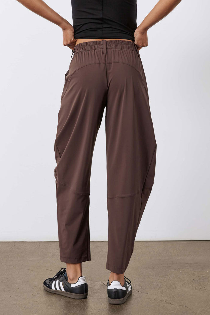 Coffee-brown pants with elastic waist and cuffed hem