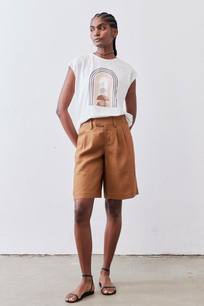 Caramel pleated bermuda shorts with front pleats and belt loops