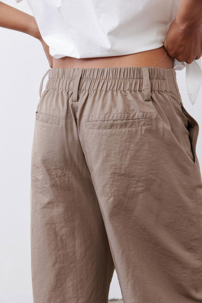 Walnut-brown elastic-waist cargo barrel pants with side patch pocket details