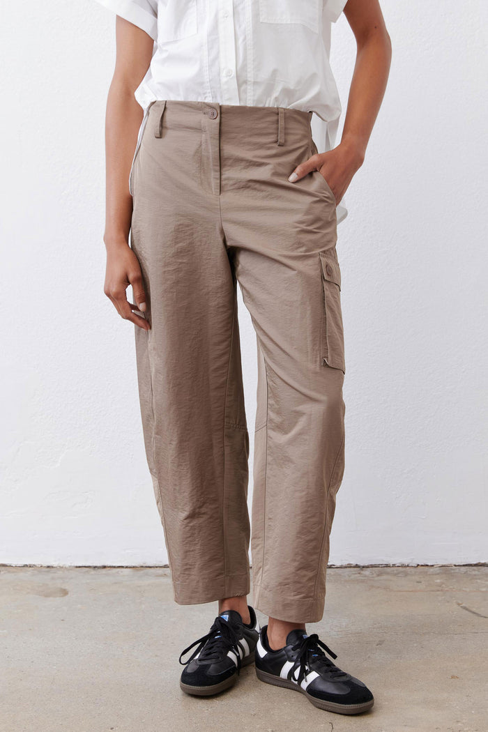 Walnut-brown cargo barrel pants with front patch pockets and elastic waistband