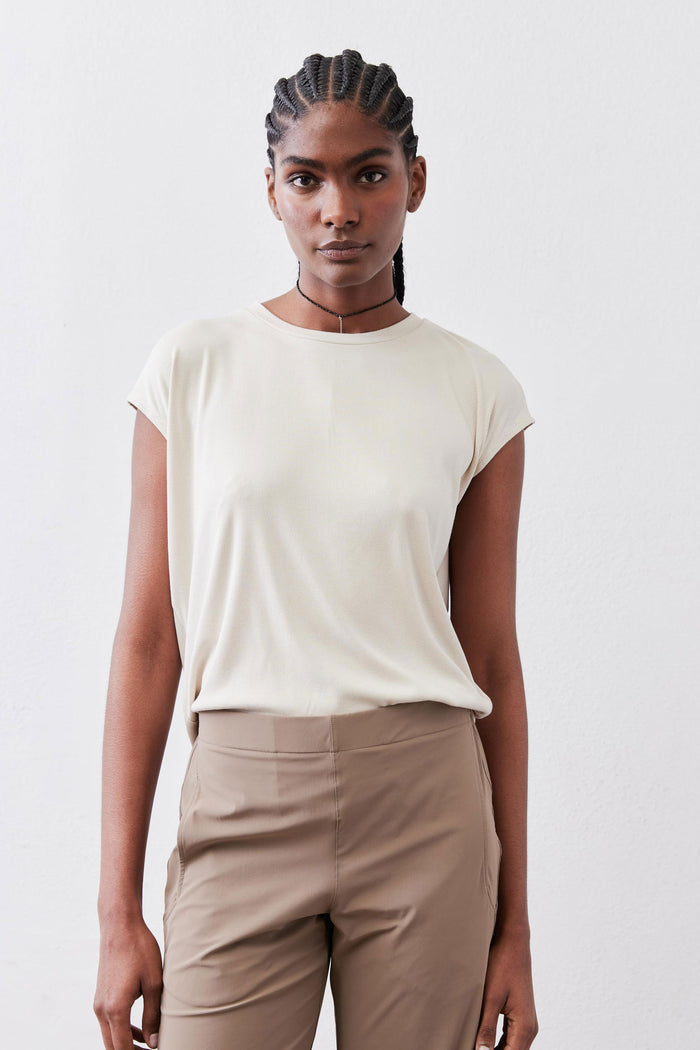 Light cream ribbed crewneck tee with short sleeves