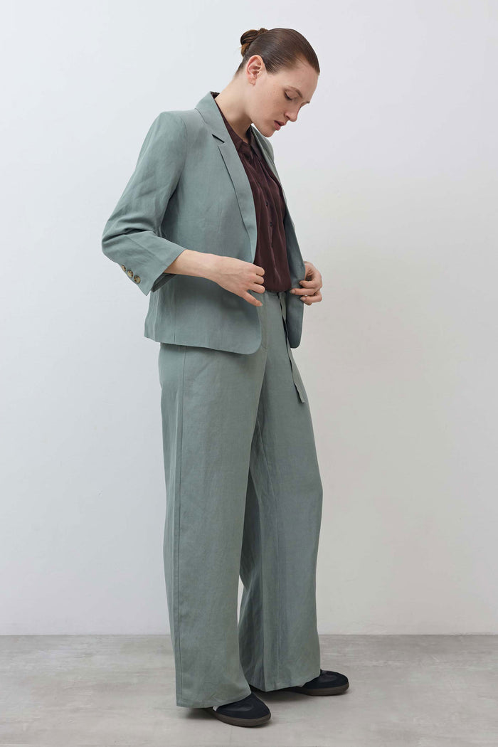 Chinois green shrunken blazer, 3/4 sleeves, buttoned front, side slit hem detail