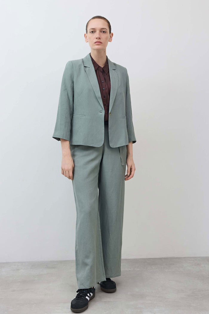Chinois green shrunken linen-silk blazer, notch lapels, single-breasted front, 3/4 sleeves